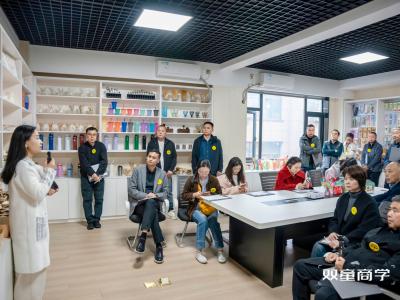 Het chemisch personeel van Orke bezoekt Shuang Tong - een studiereis in Yiwu